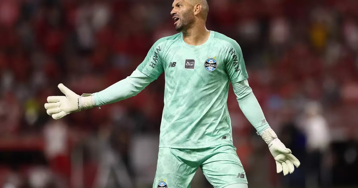 Grêmio usa goleiro de 17 anos após expulsão contra o Corinthians
