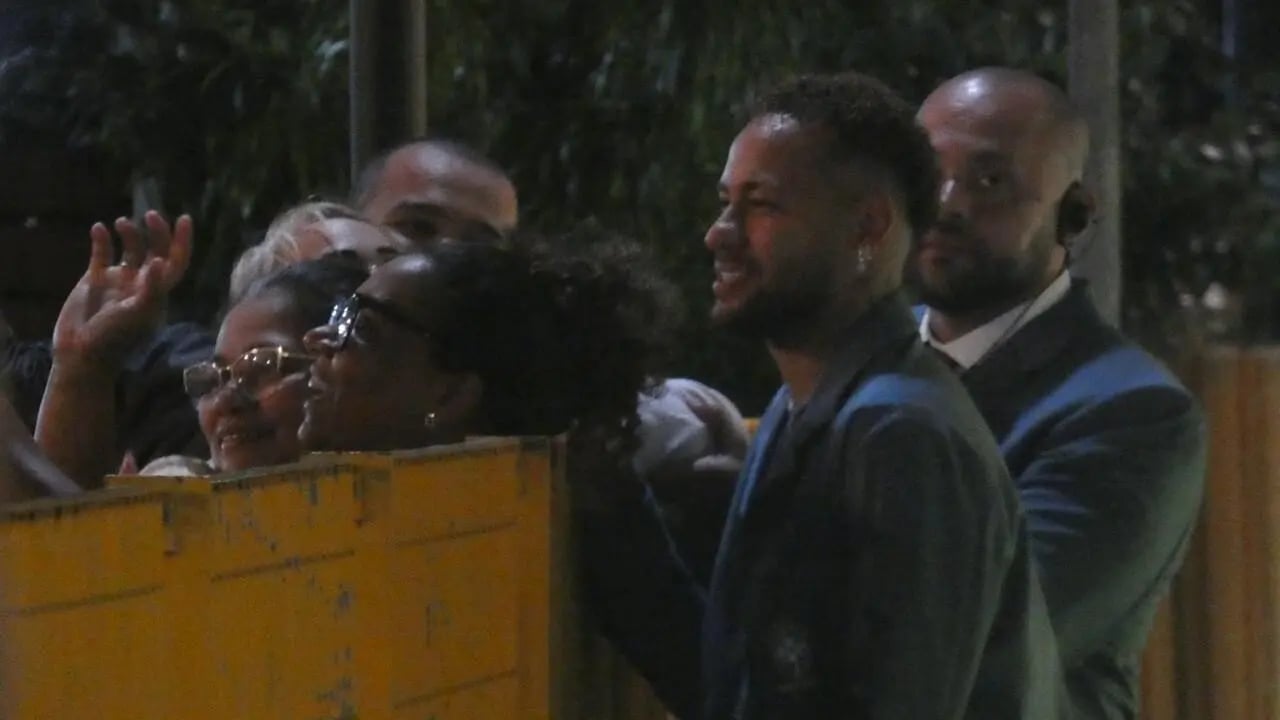 Neymar vira atração nos bastidores antes da viagem à Copa