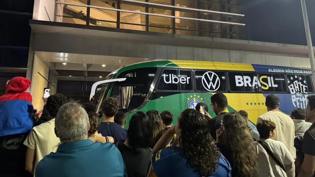 Seleção Brasileira chega ao Rio com festa da torcida
