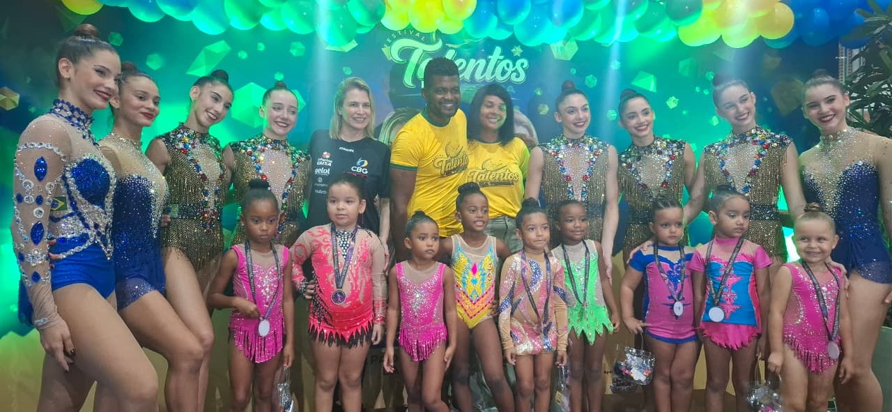 Seleção Brasileira de Ginástica Rítmica faz show com crianças em Lauro de Freitas